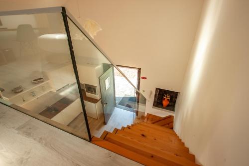 拉戈阿Azores Country Nature的玻璃墙房子的楼梯