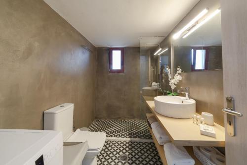 马鲁拉斯Villa Vigles的一间带水槽、卫生间和镜子的浴室
