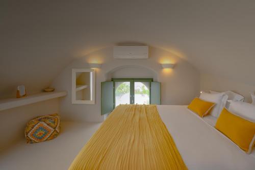 梅加洛克里Elements Cave Suites的一间卧室设有一张大床和一个窗户。