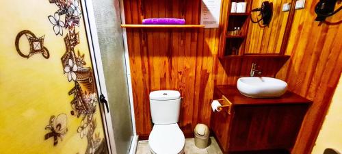 TemaeMOOREA - The Golden Reef Bungalow Moorea的浴室配有白色卫生间和盥洗盆。