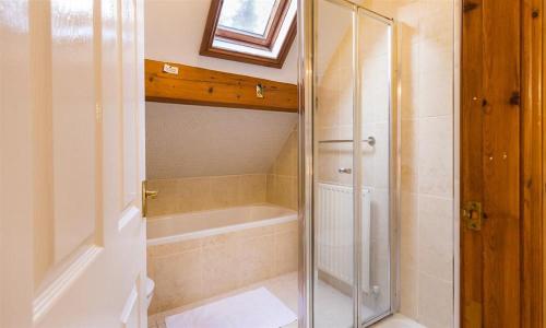 格拉斯米尔Drystones的带淋浴和浴缸的浴室