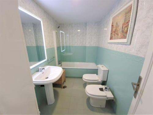 哈恩Piso-Loft COS Centro Jaén 2的浴室设有2个卫生间、水槽和浴缸。