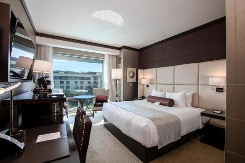 阿尔派恩Viejas Casino & Willows Hotel的酒店客房配有一张床、一张书桌和一台电脑