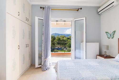 达西亚VILLA ALEXANDRA的一间卧室设有一张床和一个大窗户