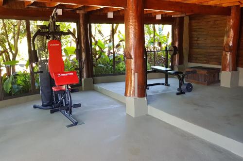 埃尔索韦维奥Puro Moconá Lodge的一间带跑步机和椅子的健身房
