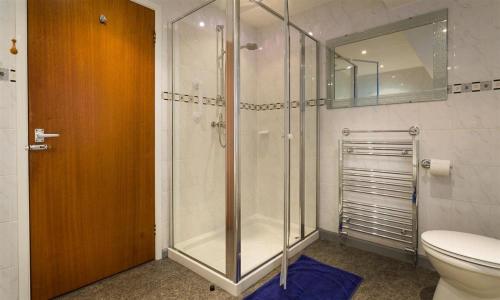 鲍内斯温德米尔Fairhaven的带淋浴、卫生间和镜子的浴室