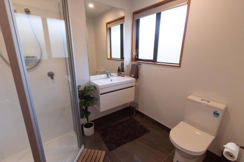 瓦纳卡Wanaka Lake Studio (New)的浴室配有卫生间、盥洗盆和淋浴。
