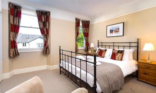 鲍内斯温德米尔Highbank的一间卧室设有一张床和一个窗口