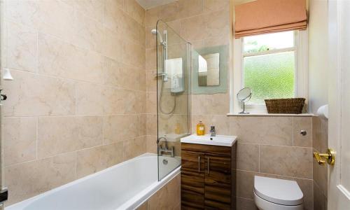 鲍内斯温德米尔Highbank的带浴缸、卫生间和盥洗盆的浴室