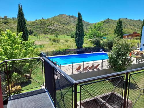 波特雷罗德洛斯弗内斯Posada Valle del Sol的享有游泳池景致的阳台