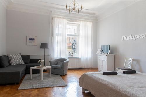 布达佩斯Budapest Apartment的客厅配有沙发和椅子