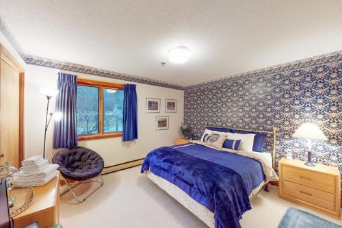 斯特拉顿Ober Tal Getaway的卧室配有床、椅子和窗户。