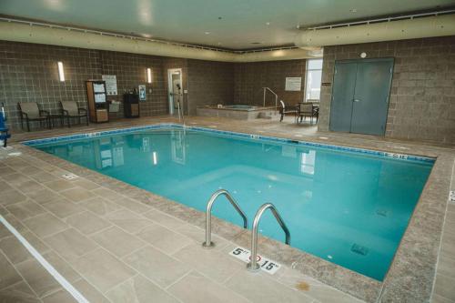 MadisonBest Western Plus Lakeview Hotel的在酒店房间的一个大型游泳池