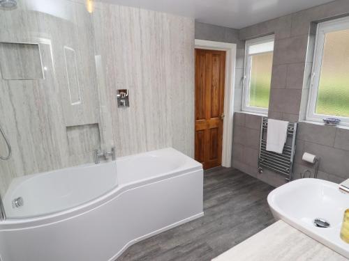 凯西克Kirkstones的白色的浴室设有浴缸和水槽。