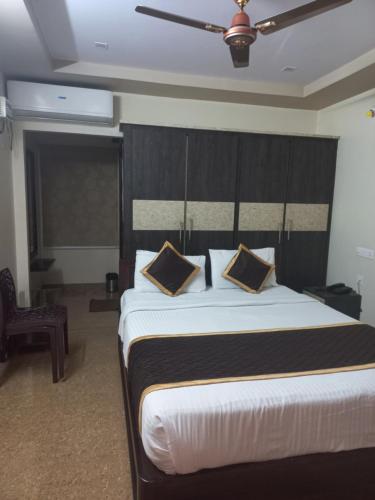 KurmannapalemBhimas Residency的一间卧室配有一张大床和两个枕头