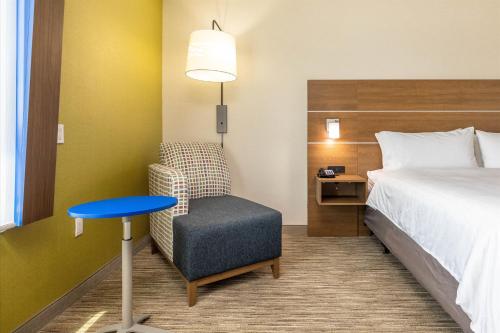 圣何塞Holiday Inn Express & Suites - San Jose Silicon Valley, an IHG Hotel的酒店客房配有一张床、一把椅子和一张书桌