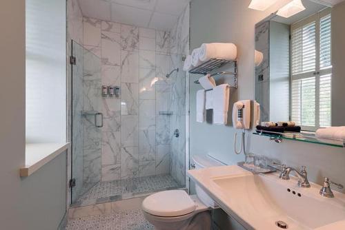 明尼阿波利斯Nicollet Island Inn的带淋浴、卫生间和盥洗盆的浴室