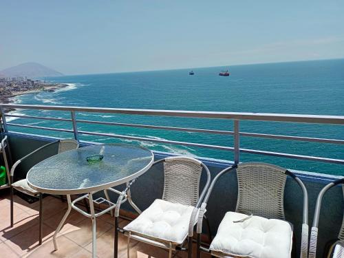 安托法加斯塔Espectacular Departamento frente al mar的一个带桌椅的海景阳台