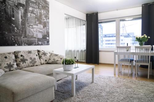 奥卢4-room apartment. Oulu city center的客厅配有沙发和桌子