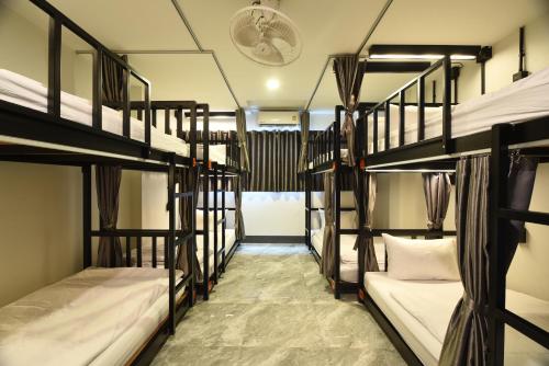 奥南海滩KOKO Party Hostel的宿舍间设有4张双层床。