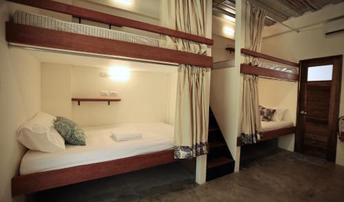 San IsidroLaFinca Hostel Siargao的客房内的两张双层床