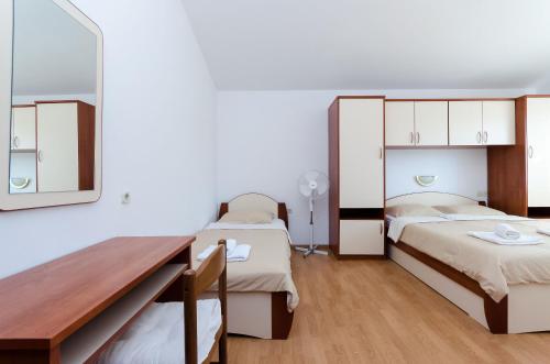 洛帕Apartments Marija P Lopar的带两张床和镜子的客房