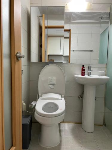 首尔Hongdae Residence-4 - 1min from Hongik Univ Station #1的一间带卫生间和水槽的小浴室