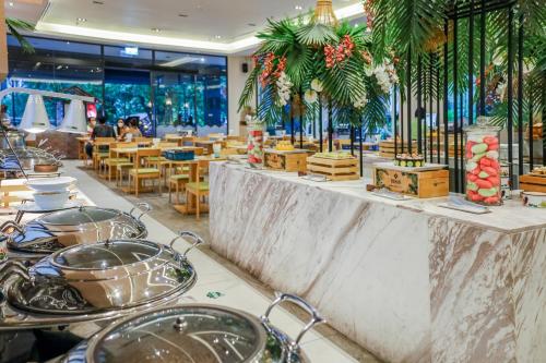 奥南海滩Panan Krabi Resort - SHA Extra Plus的一间带锅碗瓢盆的柜台的餐厅
