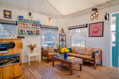 奈尼塔尔Moksham Himalayan Campsite Pangot的客厅配有两张沙发和一张咖啡桌
