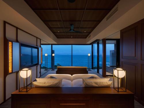 五岛GOTO RETREAT by Onko Chishin的一间卧室设有一张床,享有海景