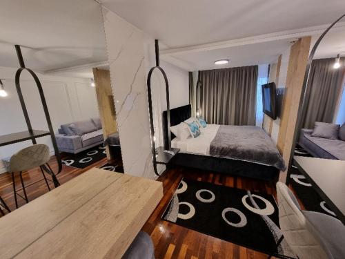 亚霍里纳Apartman Vučko 118的卧室配有一张床和一张桌子