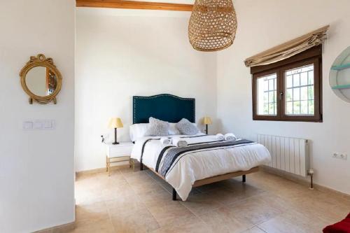 哈维亚Villa ISLANDIA SUPER CÓMODA的一间卧室配有一张床和镜子