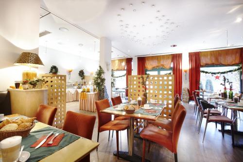 汉诺威汉诺威朗根哈根氛围酒店 - 郁金香酒店管理的餐厅内带桌椅的用餐室