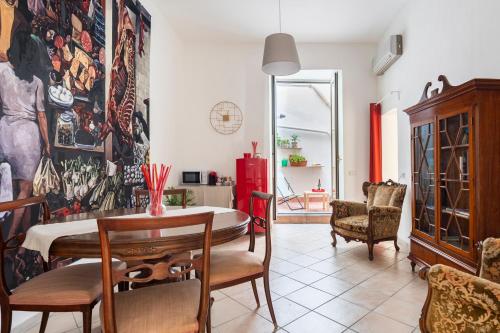 巴勒莫Punto al Capo Appartamento intero o stanze matrimoniali con bagno privato的一间带桌椅的用餐室