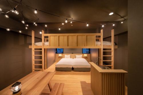 中津川市Onn nakatsugawa的一间卧室配有带灯的双层床
