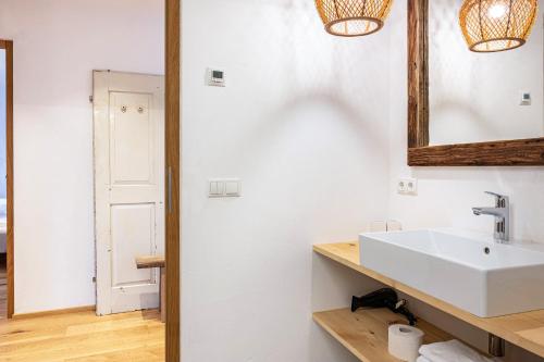 泰尔梅诺Eichhof Apartment Lavendel的浴室设有白色水槽和镜子