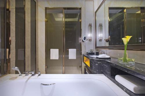 兰州兰州富力万达文华酒店的一间带浴缸和大镜子的浴室