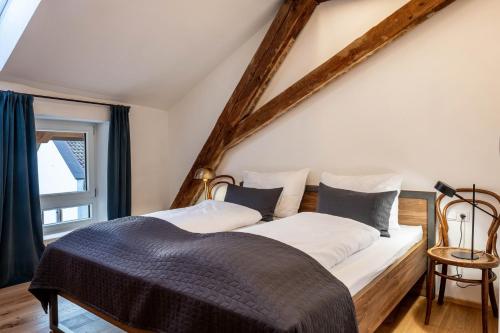 泰尔梅诺Eichhof Apartment Wacholder的一间卧室设有两张床和窗户。