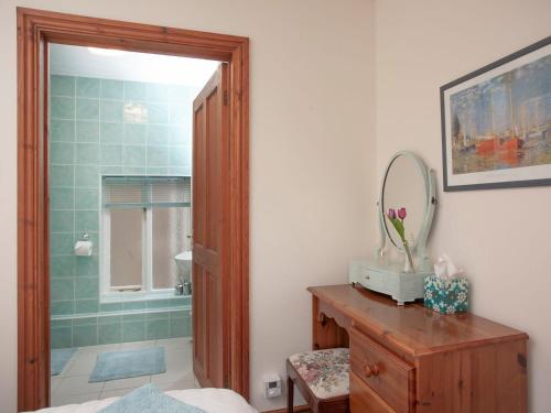 Clyst Saint MaryThe Stables的带淋浴和化妆镜的浴室