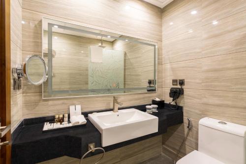 吉达CHARLI Hotel Jeddah的一间带水槽和镜子的浴室