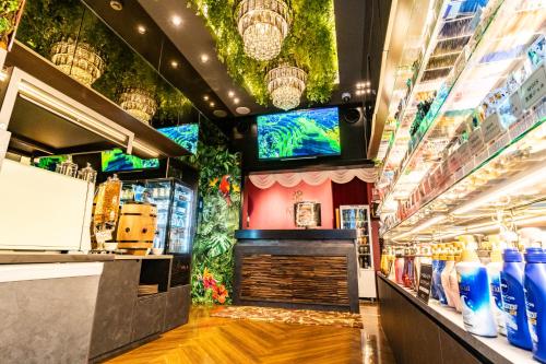 东京Petit Bali Forest Shinjuku Sanchōme的展出时有条条条和花瓶的商店过道