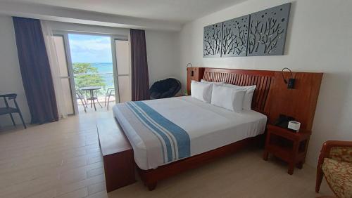长滩岛Aira Boracay Hotel的一间卧室设有一张床,享有海景