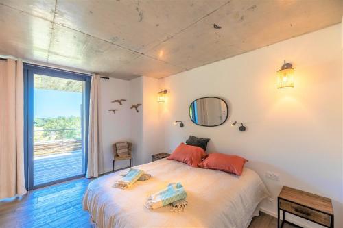 韦基奥圣露西港口Appartement Lea的一间卧室设有一张大床和一个大窗户