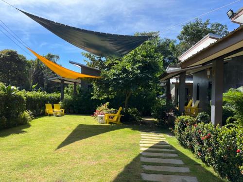 麦岛Hanoii House的花园设有1座带大型吊床的房屋