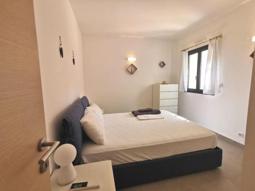 圣弗洛朗Joli appartement face à la mer- St Florent的一间小卧室,配有床和窗户