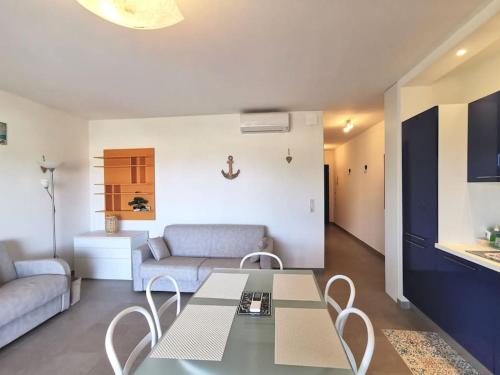 圣弗洛朗Joli appartement face à la mer- St Florent的客厅配有桌子和沙发