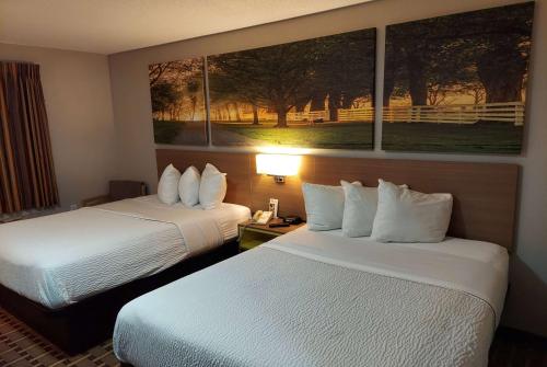 亨茨维尔亨茨维尔戴斯汽车旅馆的酒店客房设有两张床和窗户。