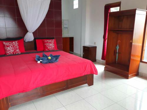 姆杜克瓦伦和一民宿的一间卧室配有红色的棉被和红色的棉被