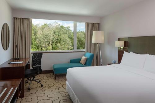 斯里巴加湾市汶萊丽筠酒店的配有一张床、一张书桌和一扇窗户的酒店客房