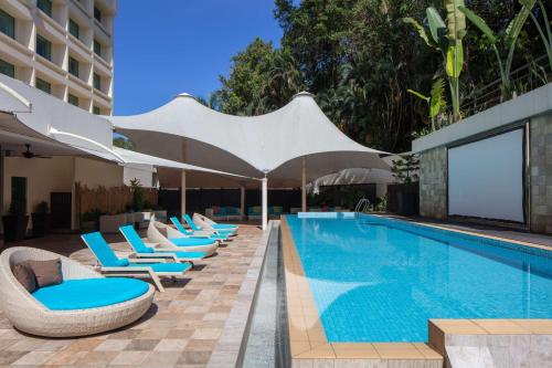 斯里巴加湾市汶萊丽筠酒店的游泳池旁的一排躺椅